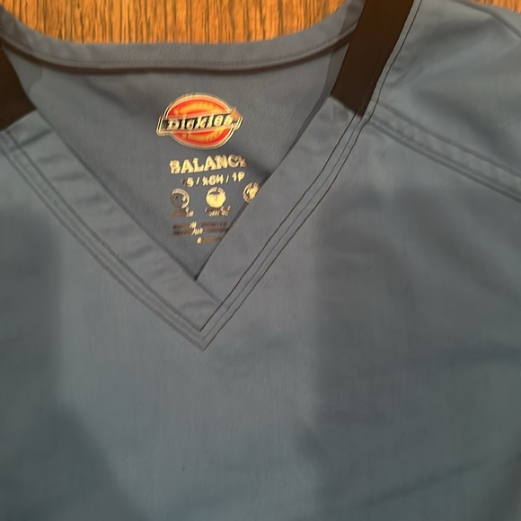 4 women scrub tops - Picture 13 of 14